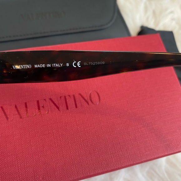 Valentino cat eye sunglasses - Picture 8 of 11